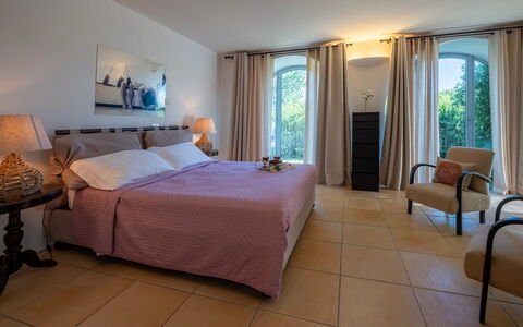 Villa le Cave 12: Meubilair, Interieur Ontwerp, Bed, Slaapkamer, Flooring, Verdieping, Textiel, Verlichting, Kamer, Laken