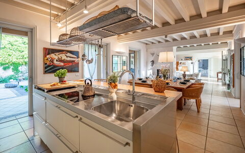 Villa le Cave 12: Interieur Ontwerp, Keuken, Meubilair, Flooring, Countertop, Plafond, Verdieping, Verlichting, Stoel, Cabinetry
