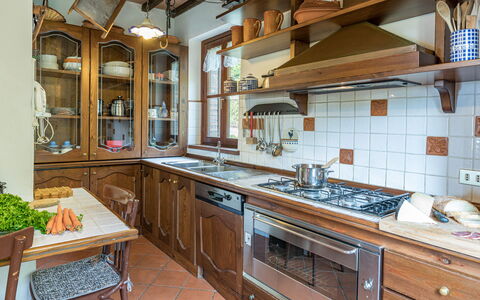 Villa Paola 6: Keuken, Countertop, Interieur Ontwerp, Cabinetry, Meubilair, Hout, Toestel Van De Keuken, Flooring, Major Appliance, Plafond