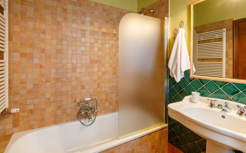 La Tana del Ghiro 18: Badkamer, Bad, Loodgieterswerkinrichting, Flooring, Interieur Ontwerp, Verdieping, Kraan, Loodgieter, Wastafel In De Badkamer, Tegel