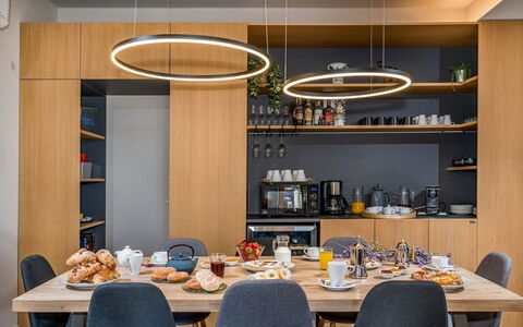 Villa Provenza 12+4: Meubilair, Interieur Ontwerp, Hout, Keuken En Eettafel, Lichte Inrichting, Tafel, Eetkamer, Plafond, Verlichting, Flooring