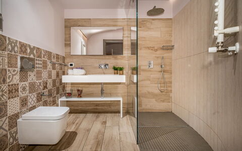 Villa Provenza 12+4: Flooring, Badkamer, Verdieping, Loodgieterswerkinrichting, Wc Bril, Toilet, Interieur Ontwerp, Tegel, Wastafel, Loodgieter