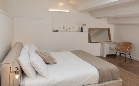 Villa Terre Normanne 10: Interieur Ontwerp, Meubilair, Slaapkamer, Muur, Bed, Verdieping, Flooring, Hout, Plafond, Kamer