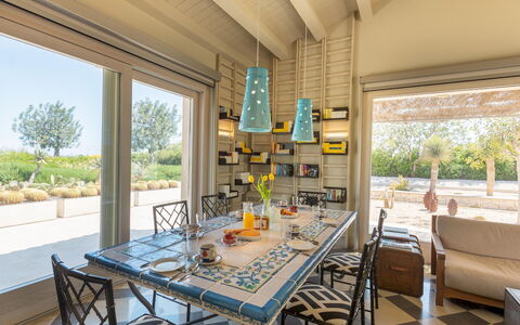 Villa Majoli 9: Meubilair, Stoel, Tafel, Keuken En Eettafel, Huis, Schaduw, Buitenmeubels, Landgoed, Buitentafel, Tuin