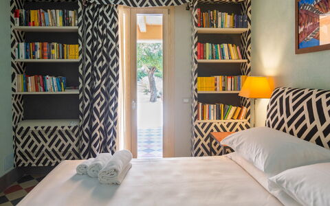 Villa Majoli 9: Meubilair, Interieur Ontwerp, Slaapkamer, Geel, Verdieping, Textiel, Bed, Flooring, Kussen Gooien, Kussen