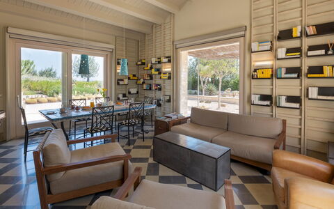 Villa Majoli 9: Meubilair, Interieur Ontwerp, Flooring, Verdieping, Stoel, Huis, Appartement, Keuken En Eettafel, Schaduw, Woonkamer