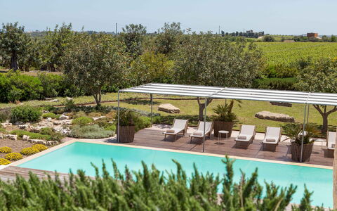 Villa Majoli 9: Zwembad, Buitenmeubels, Toevlucht, Tuin, Eco Hotel, Schaduw, Landscaping, Stoel, Backyard, Patio