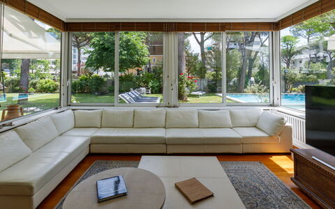 Villa Guidi 10: Meubilair, Interieur Ontwerp, Bankstel, Flooring, Verdieping, Hout, Woonkamer, Plafond, Appartement, Verlichting