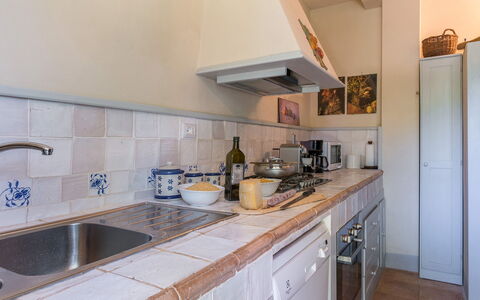 Casale dei Tigli 8: Countertop, Keuken, Flooring, Toestel Van De Keuken, Interieur Ontwerp, Cabinetry, Verdieping, Major Appliance, Gootsteen, Kamer