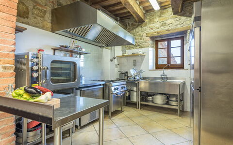 Podere le Corone 14: Keuken, Toestel Van De Keuken, Countertop, Major Appliance, Fornuis, Huishoudapparatuur, Fornuis, Cabinetry, Meubilair, Flooring