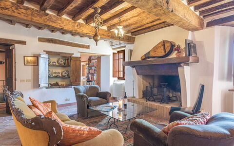 Podere le Corone 14: Meubilair, Muur, Hout, Interieur Ontwerp, Huis, Flooring, Plafond, Huis, Woonkamer, Kamer