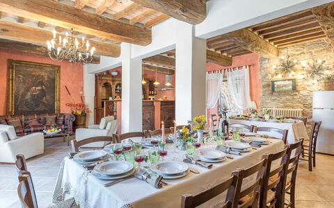 Podere le Corone 14: Meubilair, Interieur Ontwerp, Tafel, Stoel, Hout, Flooring, Keuken En Eettafel, Plafond, Eetkamer, Verlichting
