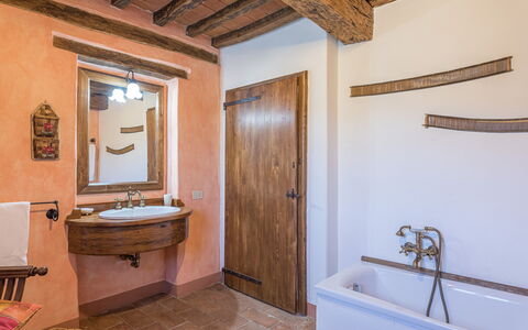 Podere le Corone 14: Loodgieterswerkinrichting, Loodgieter, Hardwood, Kraan, Beits, Plank, Hotel, Badkamer