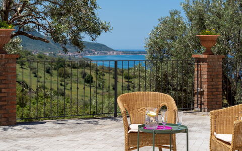 Villa le Sorbe 12: Meubilair, Buitenmeubels, Schaduw, Stoel, Balkon, Hek, Eco Hotel, Buitentafel, Toevlucht, Flagstone
