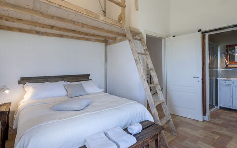 Casa Pilar 4+1: Meubilair, Slaapkamer, Bed, Hout, Laken, Interieur Ontwerp, Bedding, Verdieping, Linens, Flooring