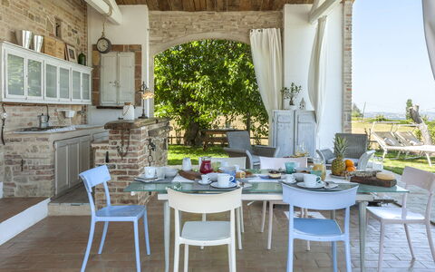 Casa Pilar 4+1: Meubilair, Stoel, Tafel, Keuken En Eettafel, Interieur Ontwerp, Eetkamer, Buitenmeubels, Buitentafel, Restaurant, Tafelkleed