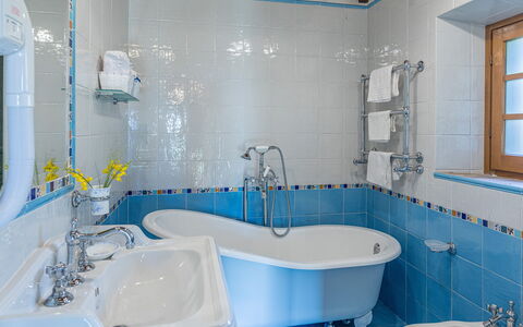 Casal Parro 6: Blauw, Badkamer, Loodgieterswerkinrichting, Interieur Ontwerp, Bad, Wastafel In De Badkamer, Wastafel, Kraan, Flooring, Loodgieter