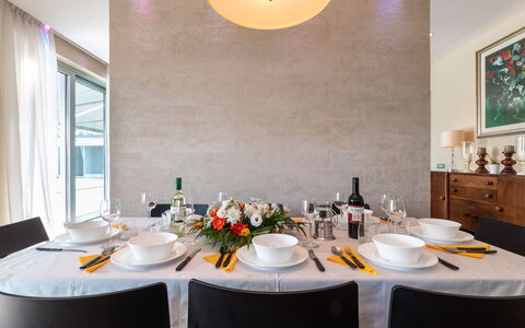 Villa Atmosfere 8: Meubilair, Interieur Ontwerp, Tafel, Eetkamer, Stoel, Tableware, Keuken En Eettafel, Plafond, Verlichting, Flooring