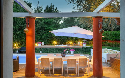 Villa Rossa 12: Meubilair, Schaduw, Stoel, Buitenmeubels, Plafond, Tuin, Toevlucht, Eco Hotel, Patio, Bloempot