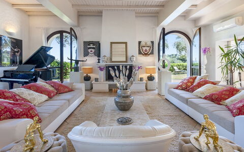 Villa Rossa 12: Meubilair, Interieur Ontwerp, Bankstel, Flooring, Verdieping, Woonkamer, Huis, Plafond, Tafel, Verlichting