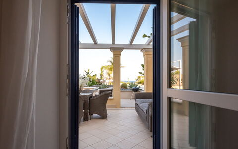 Villa Callari 6+2: Glas, Schaduw, Eco Hotel, Stoel, Balkon, Toevlucht, Beits, Kamerplant, Buitenmeubels, Home Deur