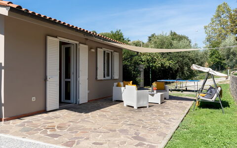 Villa Cristina 3: Buitenmeubels, Huis, Dak, Schaduw, Deur, Verblijf, Stoel, Veranda, Buitentafel, Backyard