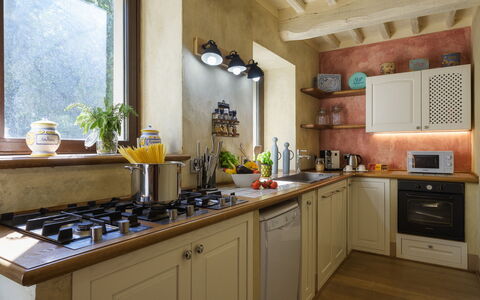 La Dama del Bosco 8+3: Keuken, Toestel Van De Keuken, Countertop, Major Appliance, Interieur Ontwerp, Meubilair, Cabinetry, Fornuis, Fornuis, Huishoudapparatuur