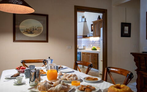 Villa Terra del Sole 8: Meubilair, Interieur Ontwerp, Hout, Kamer, Flooring, Verlichting, Verdieping, Tafel, Plafond, Stoel