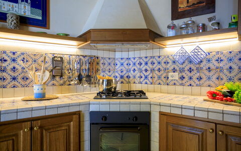 Villa Terra del Sole 8: Keuken, Flooring, Interieur Ontwerp, Verdieping, Tegel, Countertop, Kamer, Toestel Van De Keuken, Fornuis, Gasfornuis