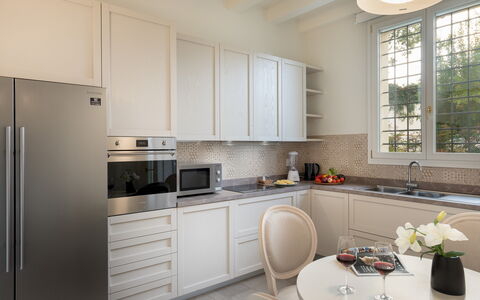 Villa Pergola 8: Keuken, Toestel Van De Keuken, Meubilair, Interieur Ontwerp, Countertop, Cabinetry, Flooring, Major Appliance, Hout, Huis