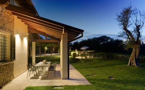 Villa Pergola 8: Huis, Woongebied, Huis, Dak, Land Lot, Landgoed, Schaduw, Verblijf, Veranda, Tuin