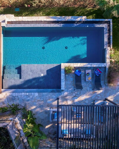 Villa nel Blu 8: Blauw, Zwembad, Buitenmeubels, Toevlucht, Meubilair, Ligstoel, Stoel, Samengesteld Materiaal, Vrije Tijd, Eco Hotel
