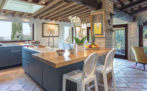 Casale Santa Lucia 8+2: Meubilair, Interieur Ontwerp, Flooring, Stoel, Keuken, Tafel, Hout, Countertop, Keuken En Eettafel, Plafond