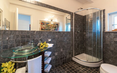Villa Bubi 8+1: Loodgieterswerkinrichting, Badkamer, Interieur Ontwerp, Flooring, Verdieping, Kraan, Wastafel, Wastafel In De Badkamer, Loodgieter, Verlichting