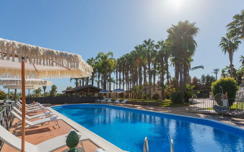 Villa Ingrid 12: Toevlucht, Schaduw, Eco Hotel, Tropen, Hotel, Buitenmeubels, Badplaats, Zwembad