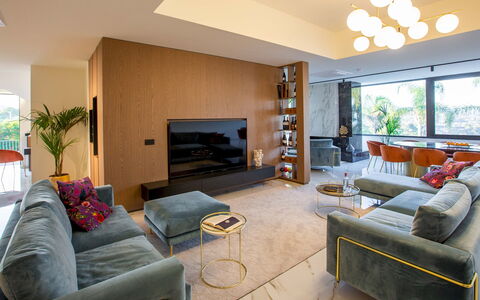 Villa Ingrid 12: Meubilair, Interieur Ontwerp, Flooring, Bankstel, Verdieping, Muur, Woonkamer, Hout, Plafond, Tafel