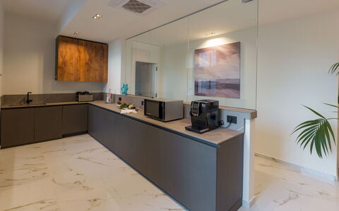 Villa Ingrid 12: Interieur Ontwerp, Keuken, Countertop, Flooring, Hout, Meubilair, Toestel Van De Keuken, Plafond, Cabinetry, Verdieping