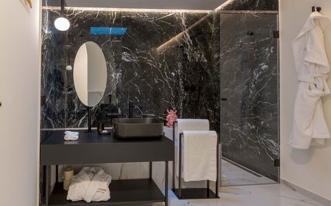 Villa Ingrid 12: Interieur Ontwerp, Muur, Loodgieterswerkinrichting, Flooring, Wastafel In De Badkamer, Badkamer, Verdieping, Kraan, Wastafel, Countertop