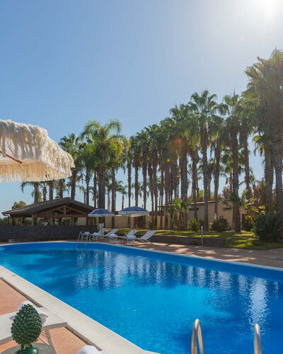 Villa Ingrid 12: Toevlucht, Schaduw, Eco Hotel, Tropen, Hotel, Buitenmeubels, Badplaats, Zwembad