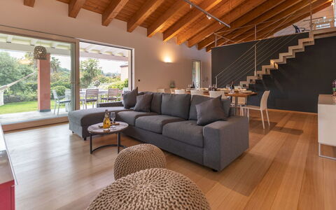 Villa Kimia 8: Interieur Ontwerp, Meubilair, Flooring, Hout, Verdieping, Bankstel, Plafond, Woonkamer, Huis, Kamer
