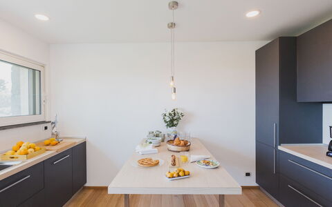 Villa Kimia 8: Keuken, Countertop, Interieur Ontwerp, Meubilair, Toestel Van De Keuken, Hout, Cabinetry, Flooring, Lichte Inrichting, Plafond
