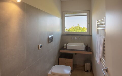 Villa Kimia 8: Flooring, Badkamer, Muur, Loodgieterswerkinrichting, Interieur Ontwerp, Verdieping, Wastafel In De Badkamer, Wastafel, Kraan, Loodgieter