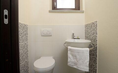 Villa Maggiorana 10: Badkamer, Loodgieterswerkinrichting, Flooring, Wc Bril, Verdieping, Toilet, Interieur Ontwerp, Wastafel In De Badkamer, Loodgieter, Wastafel
