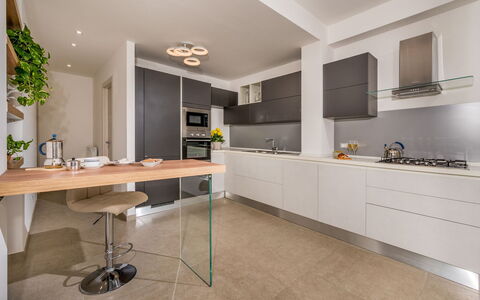 Dama dei Venti 6+2: Keuken, Countertop, Toestel Van De Keuken, Meubilair, Interieur Ontwerp, Cabinetry, Flooring, Major Appliance, Hout, Plafond