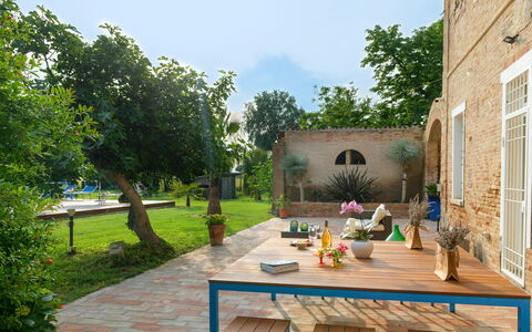 Villa Rustica 8: Meubilair, Stoel, Buitenmeubels, Tafel, Tuin, Buitentafel, Steen, Backyard, Patio, Schaduw