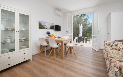 Villa Laconella 8+4: Meubilair, Interieur Ontwerp, Flooring, Verdieping, Hout, Tafel, Kamer, Huis, Plafond, Woonkamer
