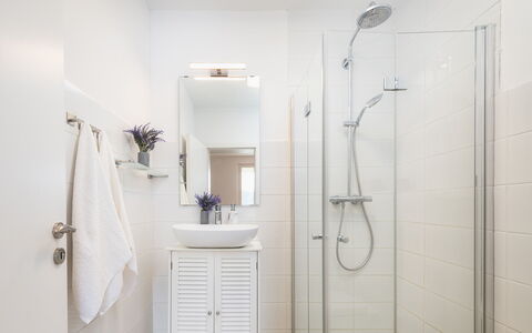 Villa Laconella 8+4: Badkamer, Interieur Ontwerp, Loodgieterswerkinrichting, Flooring, Verdieping, Toilet, Loodgieter, Deur, Kraan, Wastafel