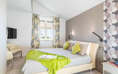 Tramonto Albese 4: Meubilair, Interieur Ontwerp, Flooring, Verdieping, Slaapkamer, Plafond, Huis, Bed, Kamer, Textiel