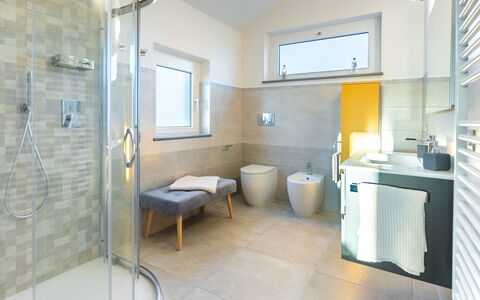 Tramonto Albese 4: Badkamer, Flooring, Loodgieterswerkinrichting, Interieur Ontwerp, Verdieping, Toilet, Kraan, Loodgieter, Wastafel, Tegel