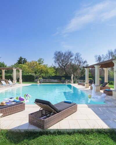 Villa la Dolce Vita 6: Zwembad, Waterpartij, Samengesteld Materiaal, Landgoed, Tuin, Schaduw, Toevlucht, Kolom, Landscaping, Hacienda